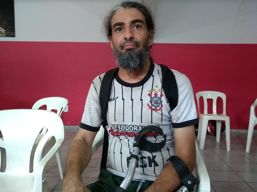 Alexandre GuimarÃ£es Fernandes, de 44 anos, buscou serviÃ§o para dar entrada na carteira de passe livre (Foto: Toni Francis/G1)