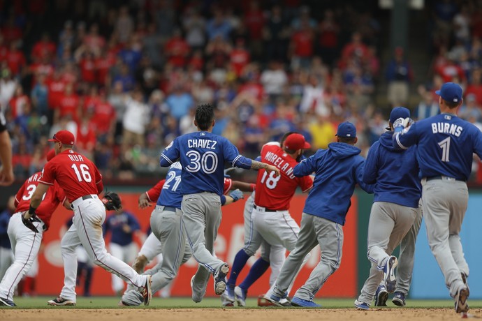 Jogador de beisebol atingido por soco provoca: 'Tem que ser maior