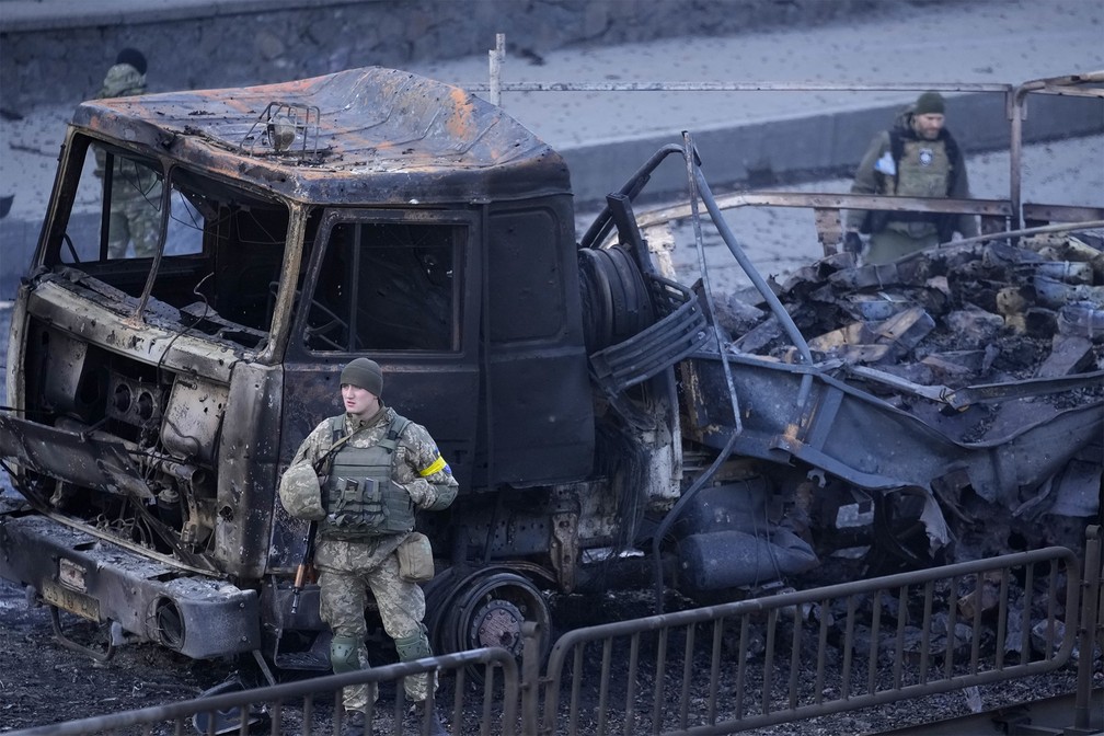26 de fevereiro - Tropas ucranianas inspecionam local após ataque aéreo russo em Kiev, Ucrânia — Foto: Vadim Ghirda/AP