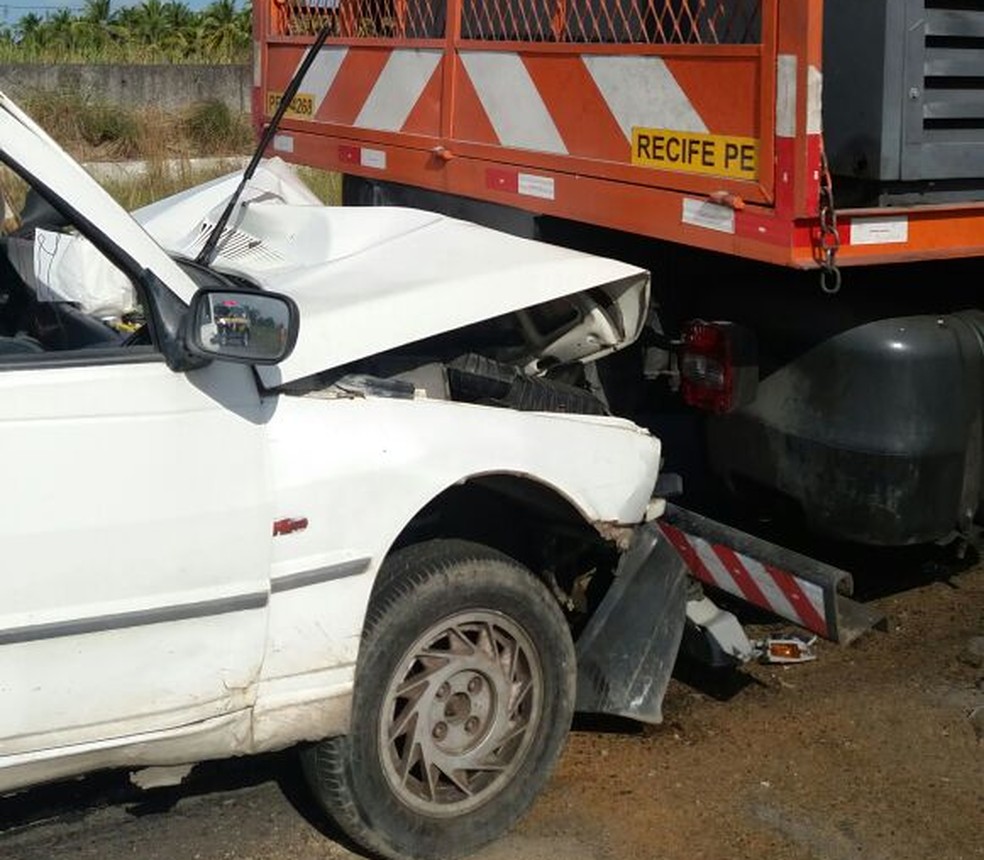 Colis&atilde;o ocorreu ap&oacute;s atropelamento de pedestre na BR-101, segundo a PRF (Foto: PRF/Divulga&ccedil;&atilde;o)
