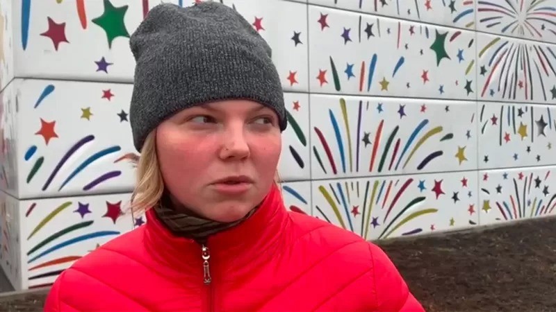 Em Rostov, essa mulher disse que estava com medo (Foto: BBC News)