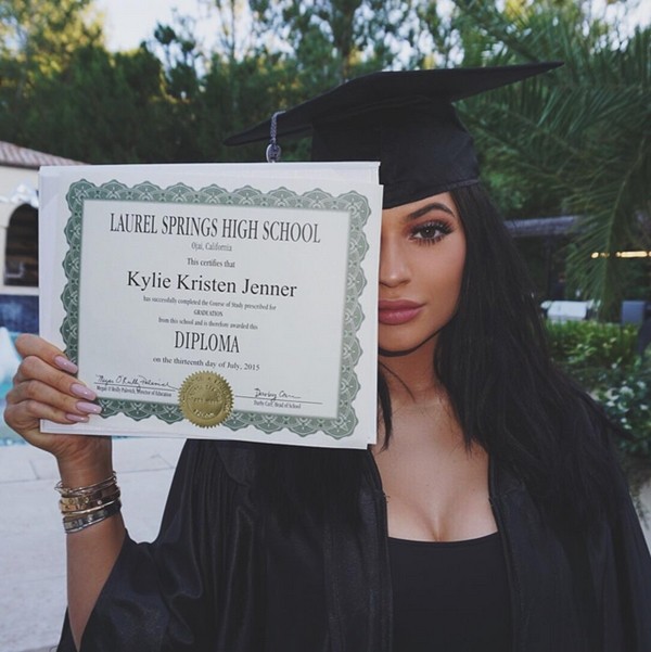 Kylie Jenner com diploma (Foto: Instagram)