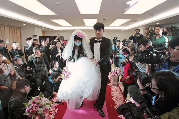 Fan Huixiang, de 25 anos, e seu noivo, Yu Haining, de 24 anos, se casaram dentro do hospital em Zhengzhou onde ela recebe tratamento contra um câncer. (Foto: China Daily/Reuters)