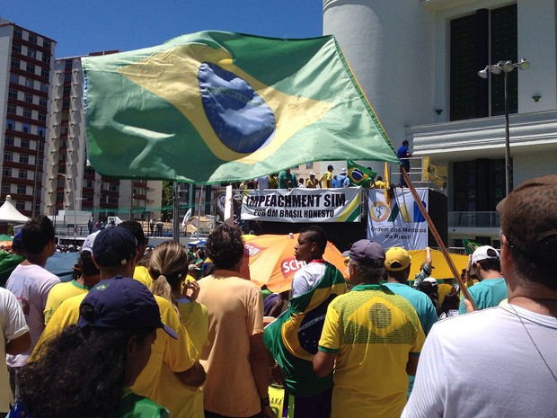 Manifestantes contra o governo Dilma voltam para o Farol da Barra após caminhada até o Morro do Cristo, em Salvador (Foto: Henrique Mendes/ G1)