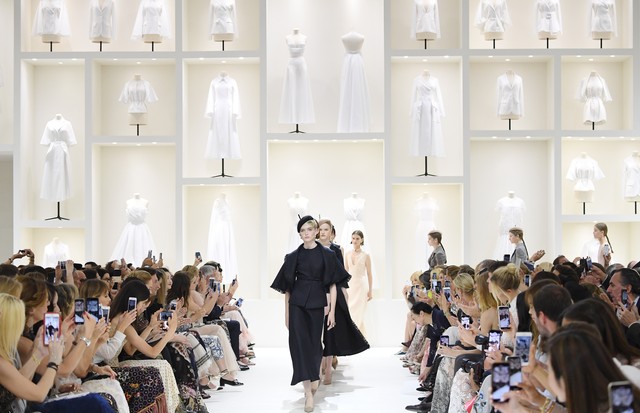 PARIS, FRANCE - JULY 02:  Modelsl walk the runway during the Christian Dior Haute Couture Fall Winter 2018/2019  show as part of Paris Fashion Week on July 2, 2018 in Paris, France.  (Photo by Pascal Le Segretain/Getty Images) (Foto: Getty Images)