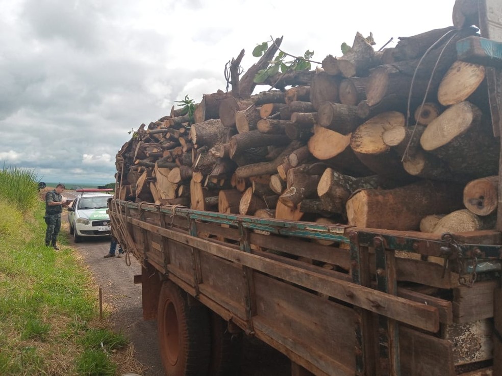 Motorista foi abordado enquanto passava pela rodovia Osni Mateus, em Macatuba,na manhã desta terça-feira  — Foto: Polícia Ambiental /Divulgação