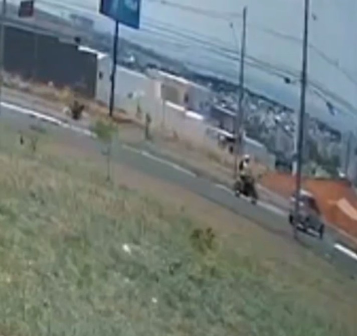 VÍDEO: Motociclista 'voa' após bater em carro que fazia conversão proibida no Bairro Alto Umuarama em Uberlândia