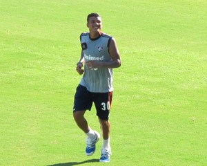 Kenedy deixa departamento médico e começa a correr no Flu (Foto: Hector Werlang)