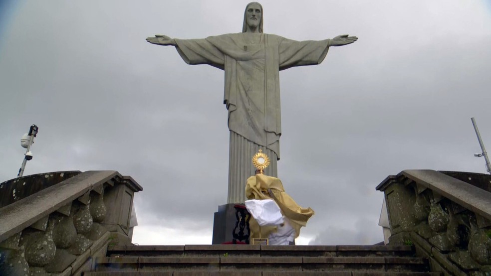 Padre Omar abençoa a cidade aos pés do Cristo Redentor — Foto: Reprodução/TV Globo