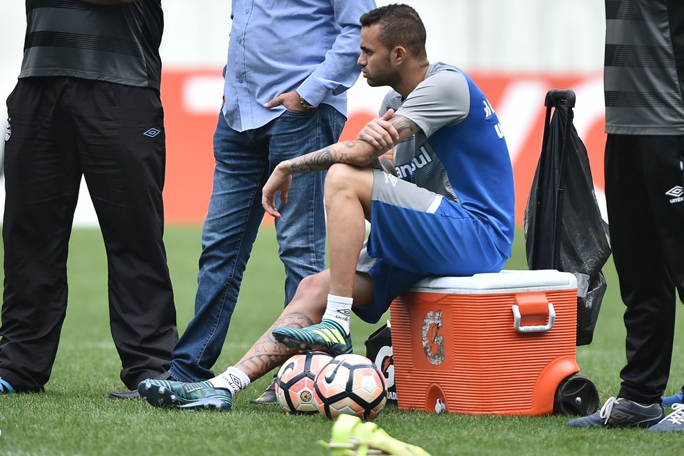 Luan apenas observou rachão na terça-feira, rodeado de profissionais do clube (Foto: Wesley Santos/Agência PressDigital )