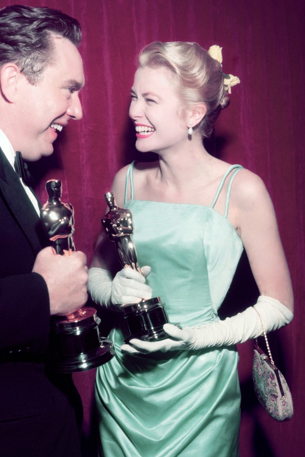 American actors Edmond O'Brien (1915 - 1985) and Grace Kelly (1929 - 1982) celebrate their wins at the Academy Awards in Los Angeles, 30th March 1955. O'Brien won Best Supporting Actor for his role in 'The Barefoot Contessa', while Kelly won Best Actress  (Foto: Getty Images)