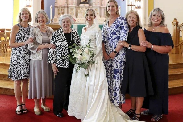 8 noivas da mesma família se casam com o mesmo vestido de 500 reais: 'Sorte' (Foto: reprodução/ people/ CHRIS SWEDA /CHICAGO TRIBUNE/TCA)