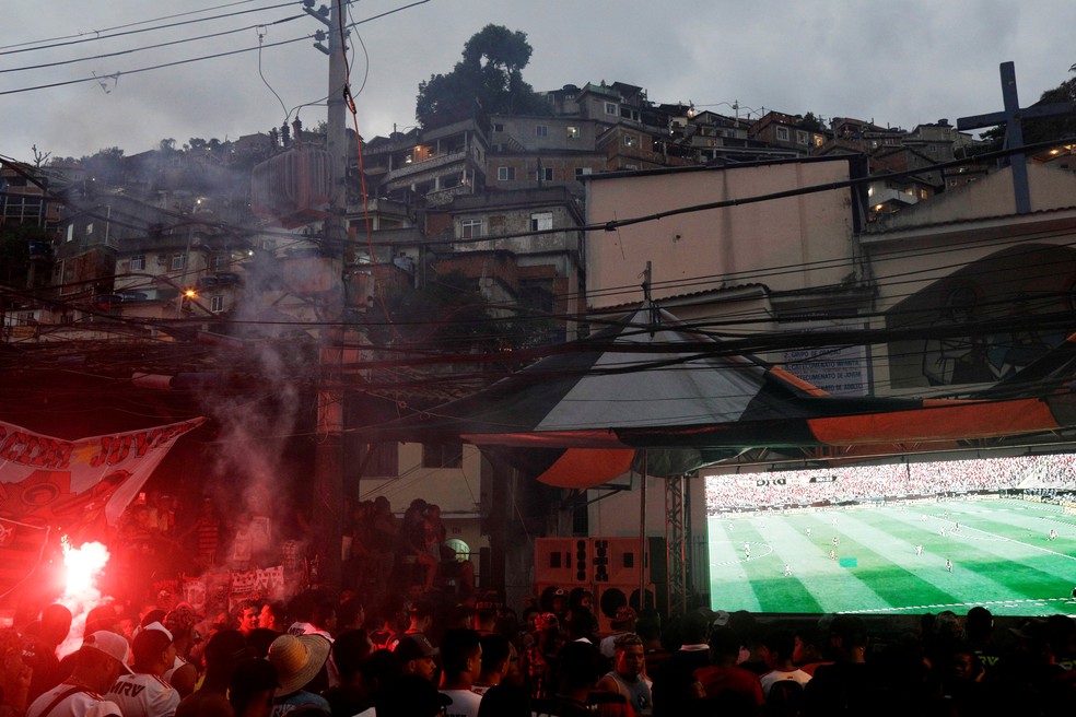 Torcedores se aglomeram no Complexo do Alemão para acompanhar a partida — Foto: Ricardo Moraes / Reuters