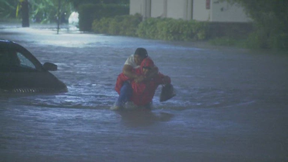 Repórter Tony Atkins durante resgate a mulher no meio do furacão Ian, na Flórida — Foto: Reprodução/NBC