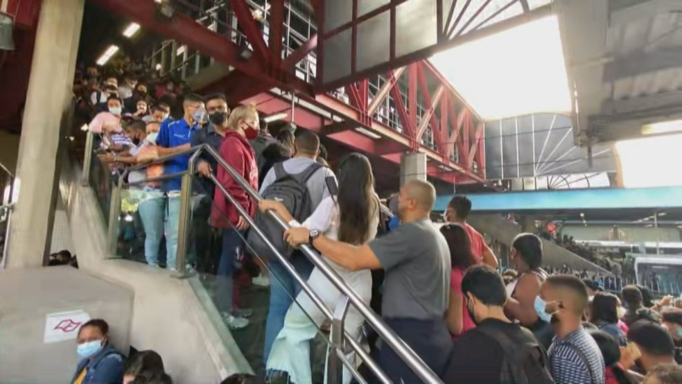 Escada lotada de passageiros na estação Grajaú, da Linha 9-Esmeralda, nesta segunda (14) — Foto: Reprodução/TV Globo