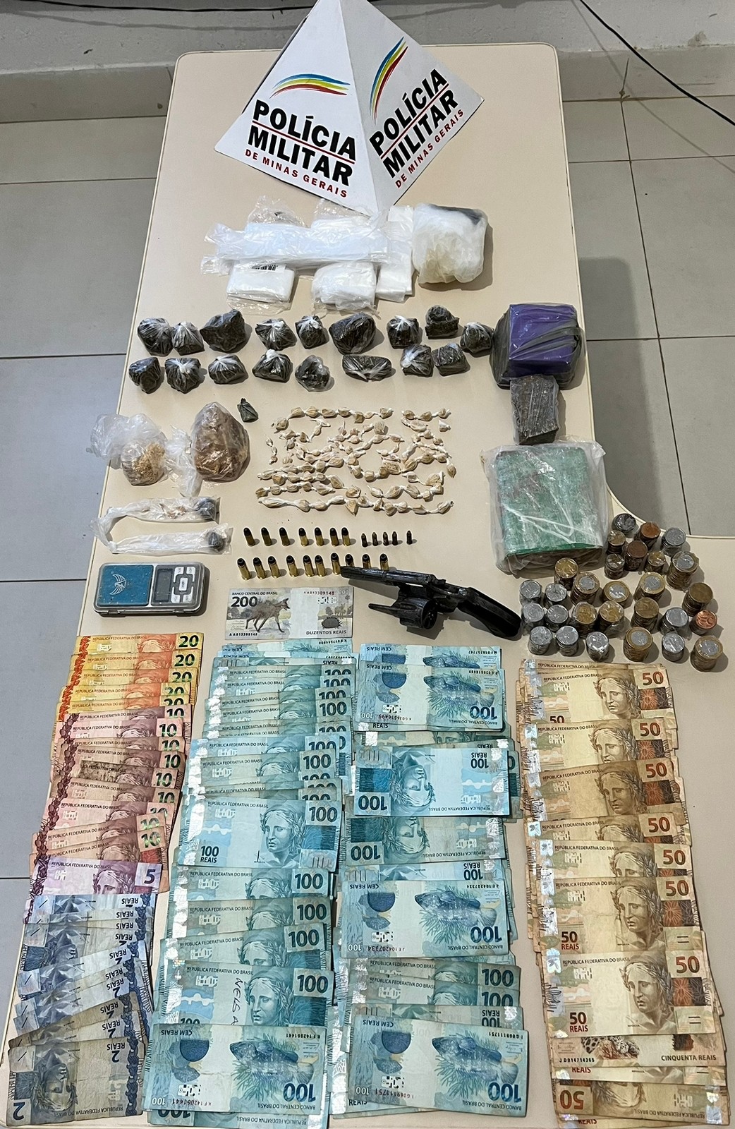 Polícia apreende drogas, munições, arma e cerca de R$ 12 mil durante operação, em São Francisco 