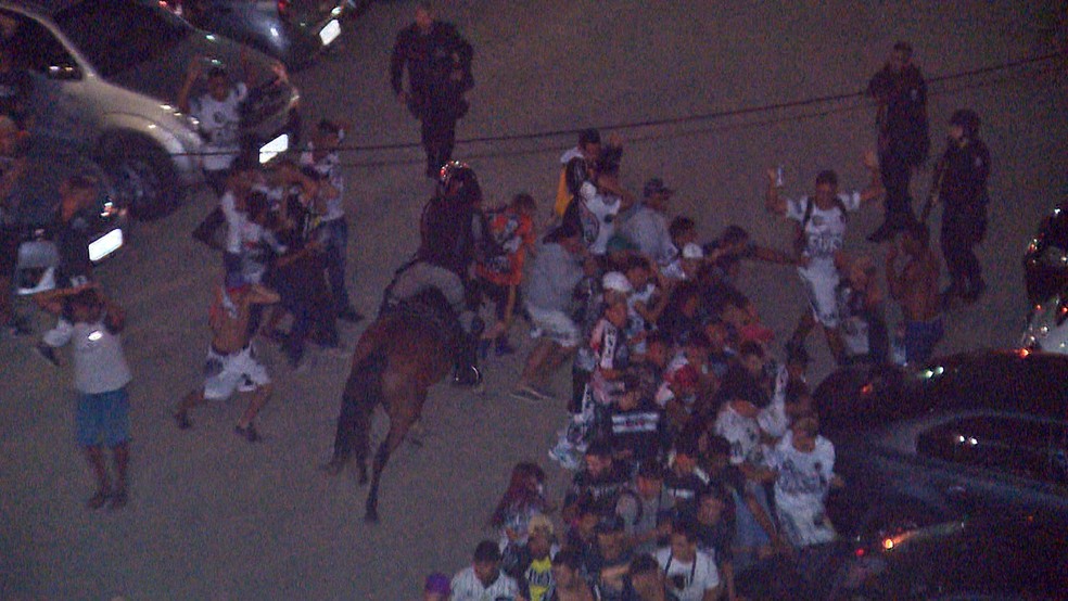 Dezenas de policiais militares montaram ação para conter torcedores do Botafogo-PB fora do estádio — Foto: Reprodução/TV Paraíba