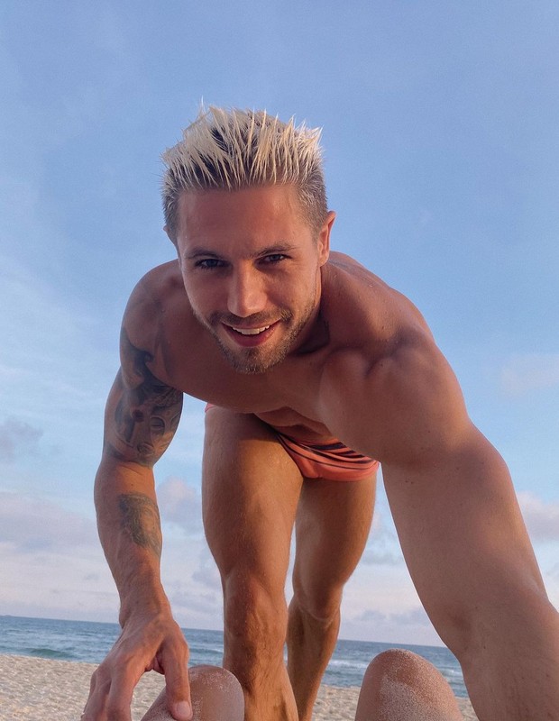 Jonas Sulzbach exibe visual platinado em praia (Foto: Reprodução/Instagram)