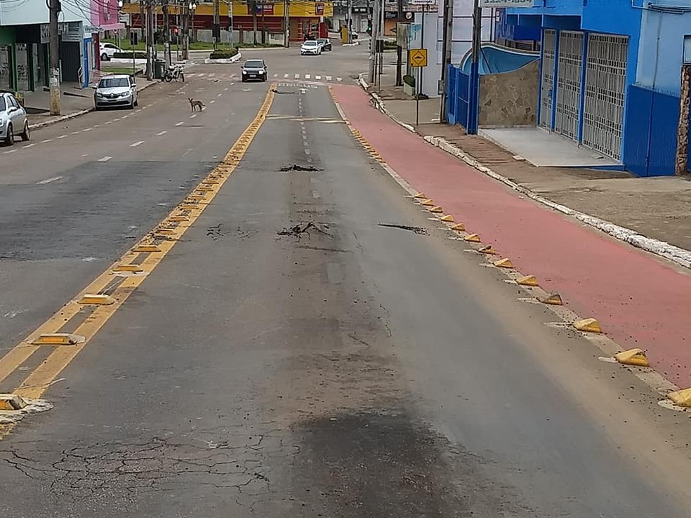 Trecho com buracos vão da OCA até o Terminal Urbano, na Avenida Brasil, em Rio Branco (Foto: Arquivo pessoal)