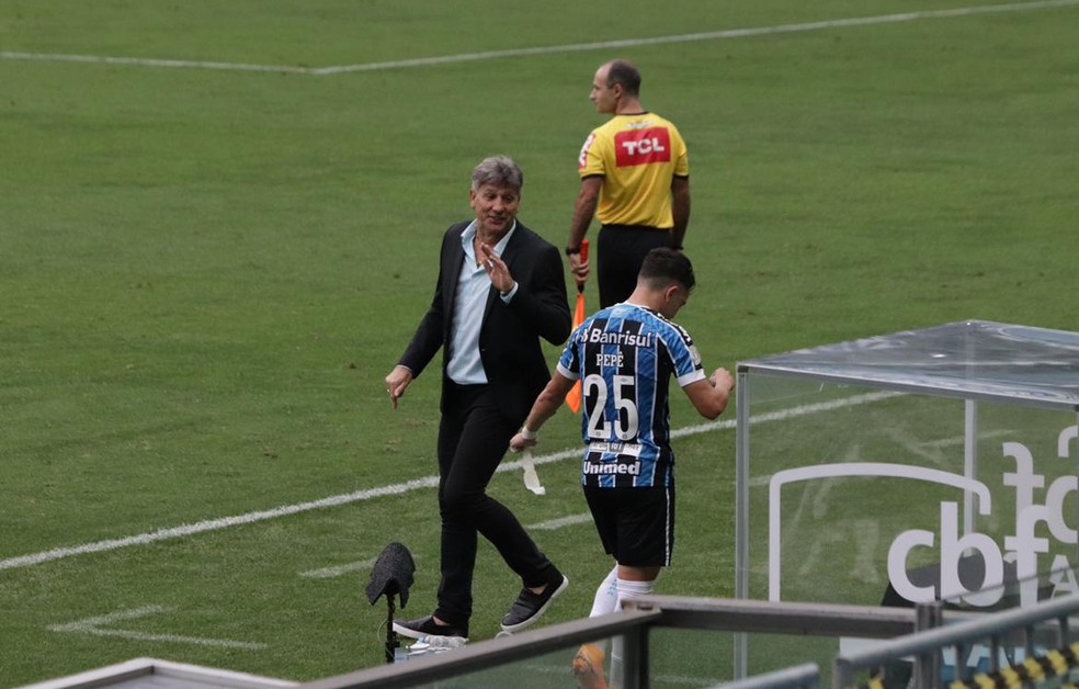Após acertar travessão, Pepê ouve brincadeira de Renato: Vou mostrar meu DVD para você