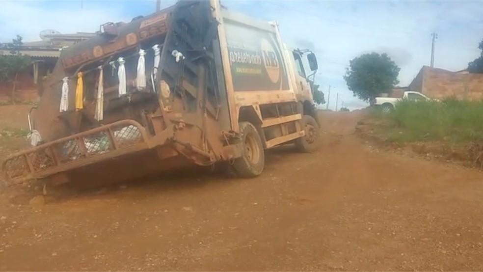 Caminhão fica preso em cratera na região sul de Palmas — Foto: Reprodução