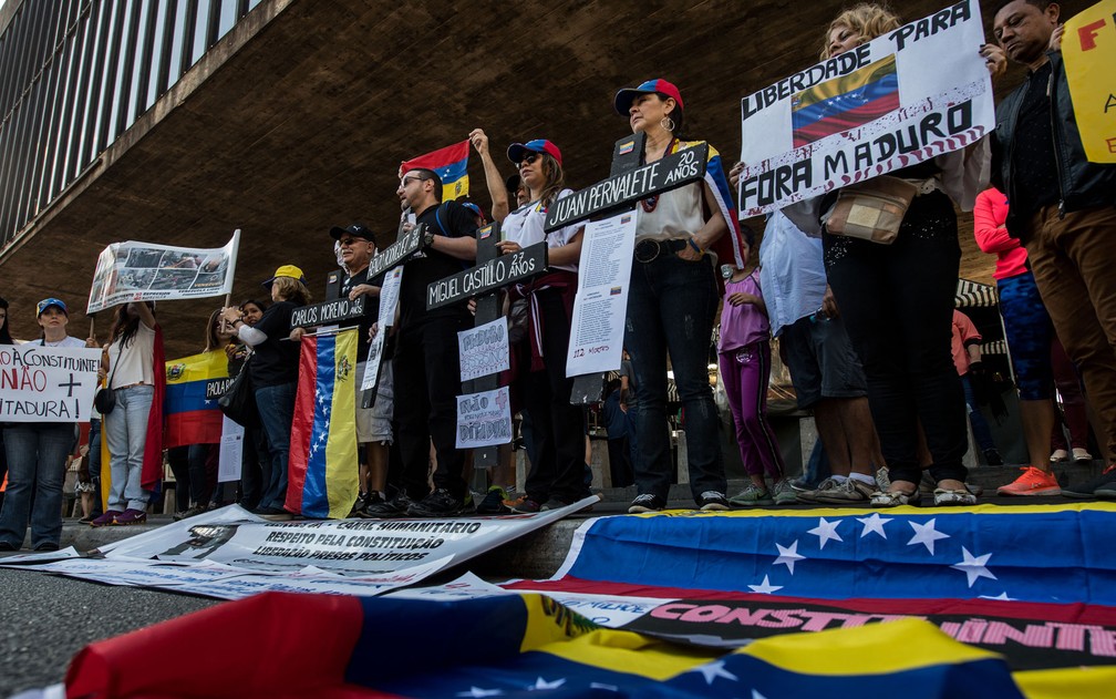 Venezuelanos que vivem no Brasil protestam contra a eleição da Assembleia Constituinte na Avenida Paulista, em São Paulo, no domingo (30) (Foto: Nelson Almeida/AFP)