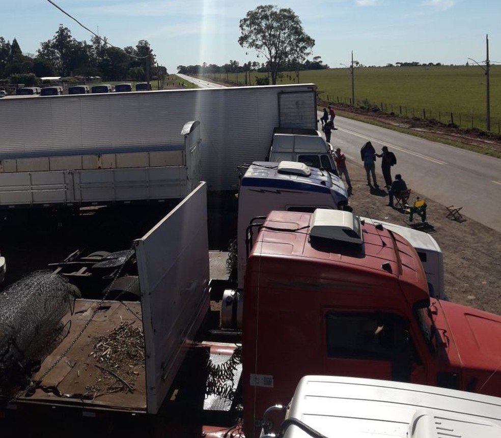Caminhoneiros bloqueiam as principais rodovias do estado  (Foto: DivulgaÃ§Ã£o / Arquivo pessoal)