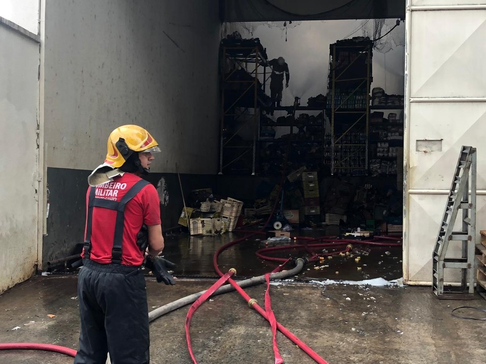 Corpo de Bombeiros foi até o local para controlar o incêndio — Foto: Fábio Linhares/ TV Gazeta