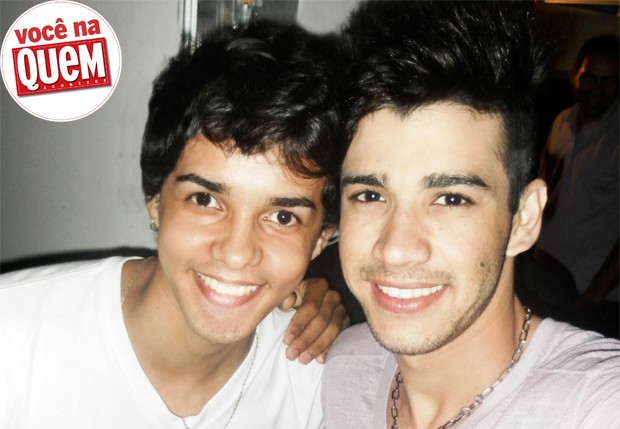 Rique Lessa e Gusttavo Lima (Brumado – BA): “Essa foto foi tirada no  camarim  do show  feito  em minha cidade” (Foto: Reprodução)