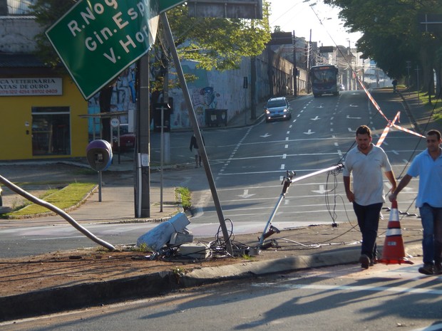 Antes da queda, veículo atingiu placas de trânsito e poste (Foto: Arquivo Pessoal)