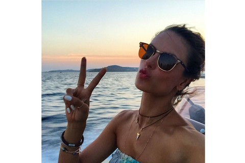 Alessandra Ambrosio e seus colares em dias de sol e mar na Grécia  