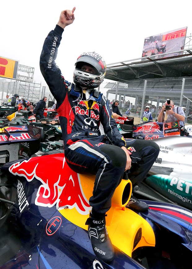Vettel comemoração GP Brasil tricampeão (Foto: Reuters)
