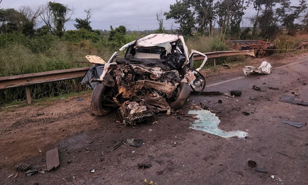 Carro envolvido no acidente ficou destruído — Foto: PRF