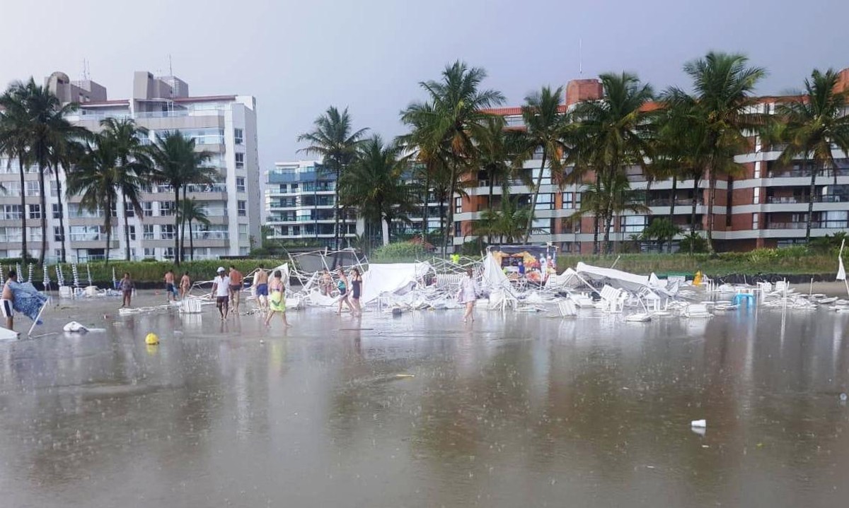 Cadeiras E Barracas Ficam Amontoadas Em Praia Apos Vendaval Em