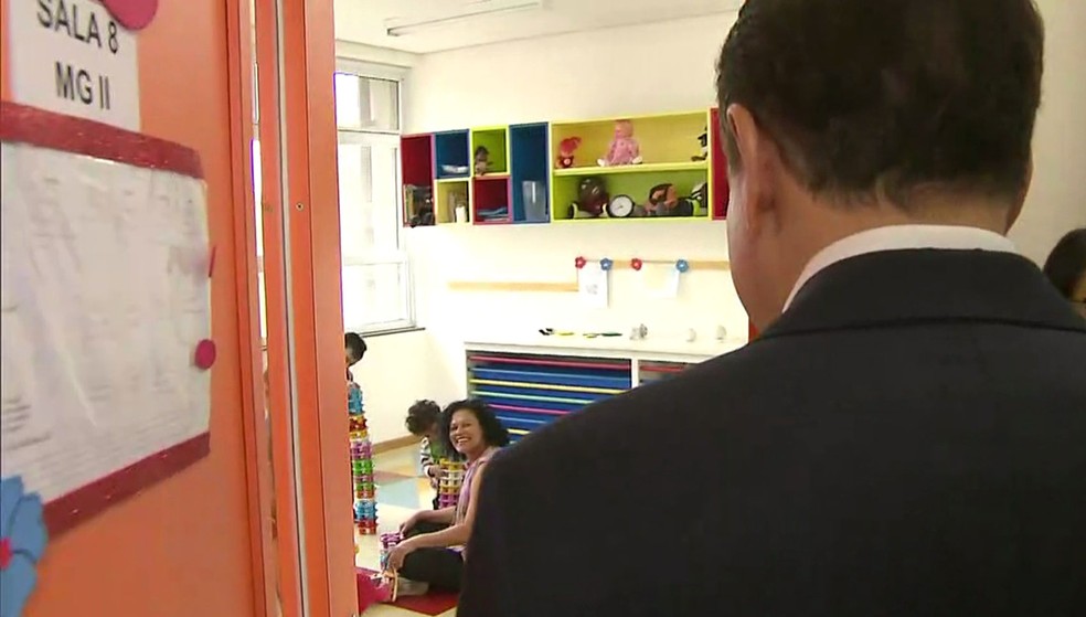 O prefeito João Doria visita sala de novo CEI no Itaim Paulista, na Zona Leste de São Paulo (Foto: TV Globo/Reprodução)