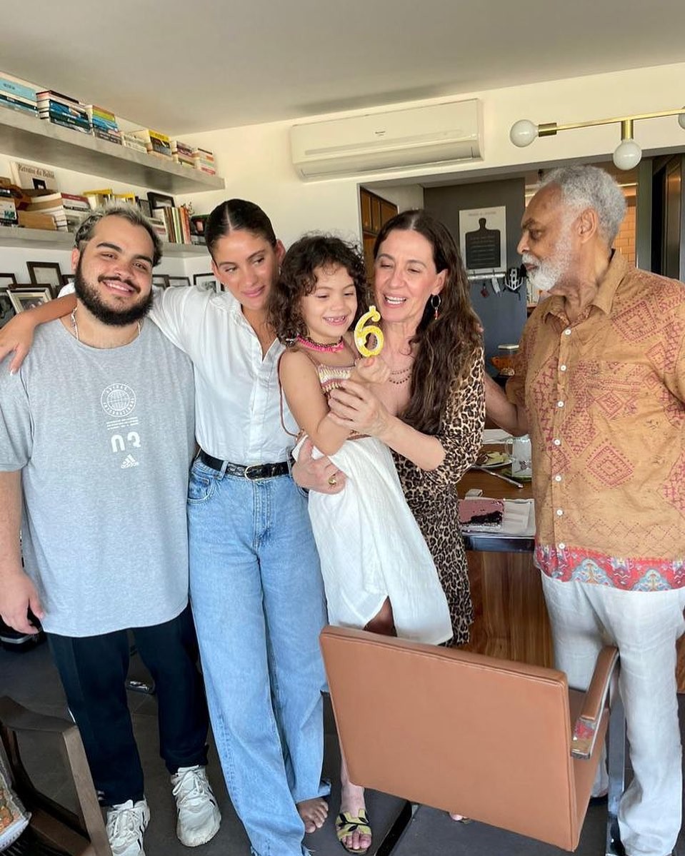 Ao lado de Francisco Gil e Laura, Gilberto Gil celebra os seis anos da bisneta (Foto: Reprodução/Instagram)
