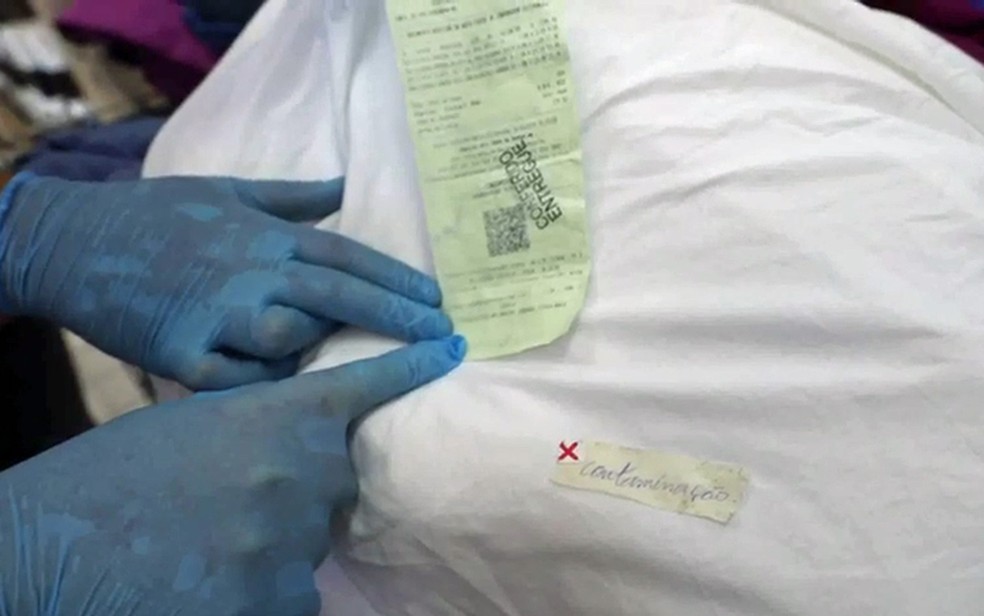 Fiscais localizaram lençóis com esparadrapo escrito 'contaminação', manchas e 'x' vermelho em loja de Jaboatão — Foto: Rafa Léo/Prefeitura de Jaboatão