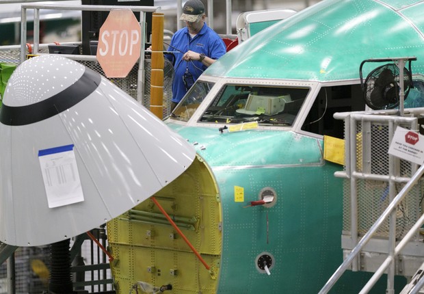 Funcionário da Boeing trabalha na montagem do Boeing 737 MAX (Foto: Stephen Brashear/Getty Images)
