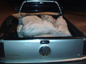 Sacos de milho foram achados em carro parado em Tatuí (Foto: Divulgação/ PM Tatuí) Sacos de milho foram achados em carro parado em Tatuí (Foto: Divulgação/ PM Tatuí)