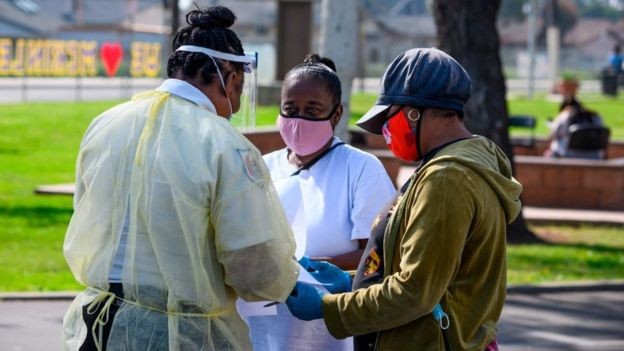 Os negros americanos foram desproporcionalmente mais afetados pela de pandemia covid-19 nos EUA (Foto: Getty Images)