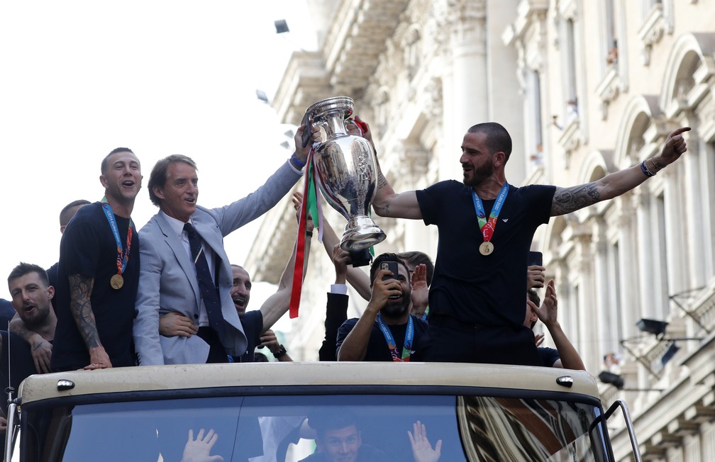 Roberto Mancini e Bonucci seguram taça da Eurocopa no desfile da Itália pelas ruas de Roma — Foto: Remo Casilli/Reuters