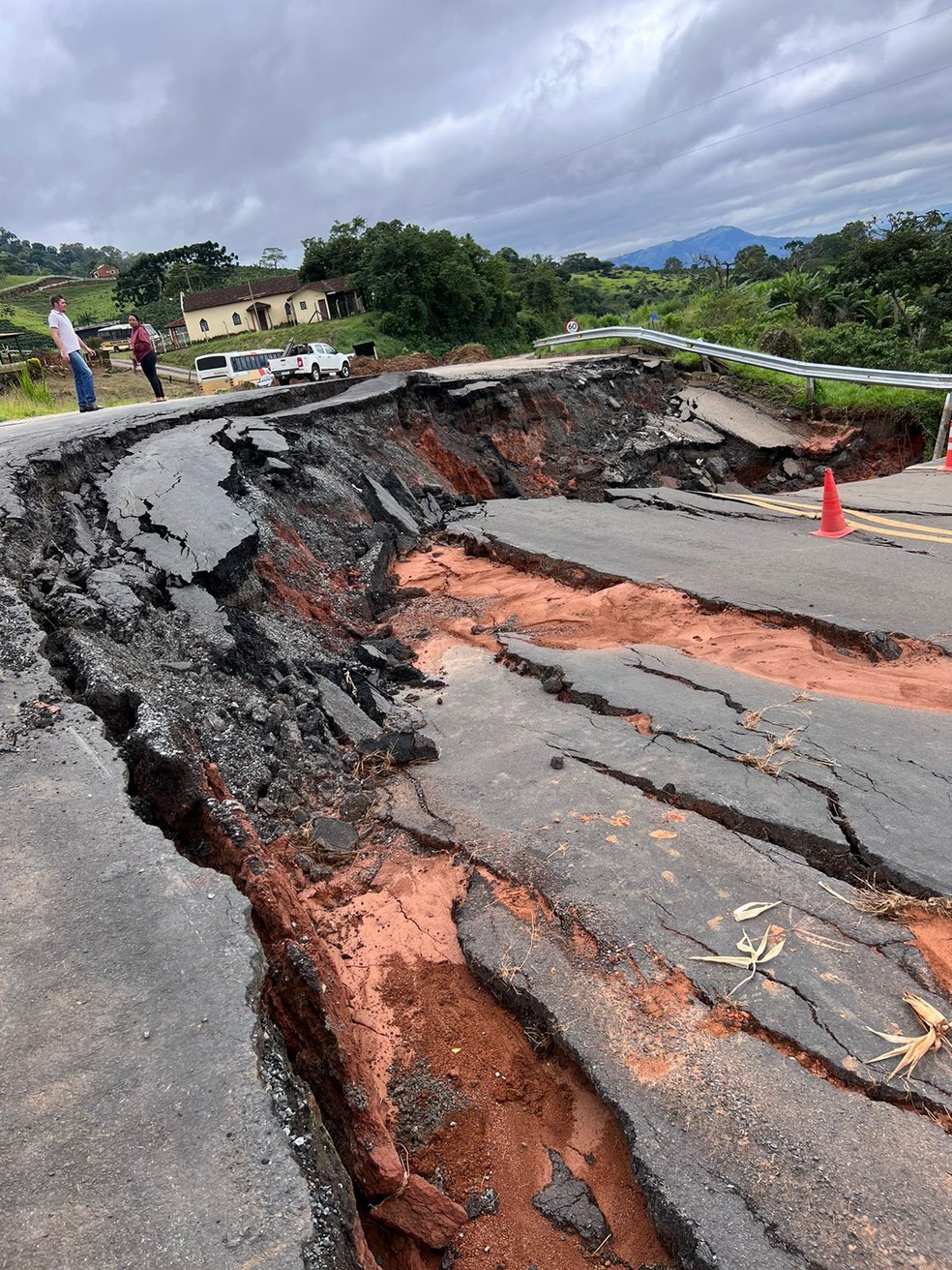 Chuvas fazem cratera se abrir em trecho interditado da BR-459, em Senador José Bento, MG — Foto: Samuel Fraga