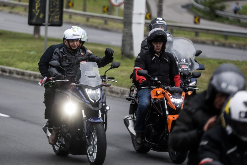 Bolsonaro durante passeio de moto no Centro de Florianópolis neste sábado (7), por volta das 10h45 — Foto: Tiago Ghizoni/NSC