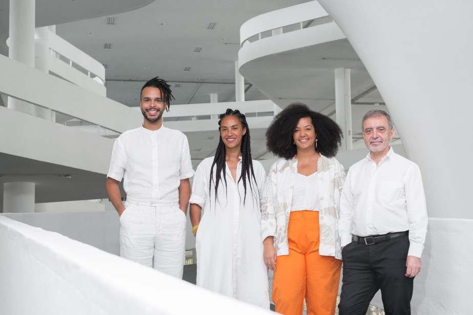 Coletivo de curadores da 35ª Bienal, da esquerda para a direita: Hélio Menezes, Grada Kilomba, Diane Lima e Manuel Borja-Villel