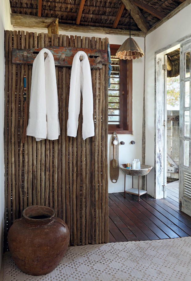 Ducha | Ripas de madeira biriba separam a área molhada e dão suporte ao toalheiro (Foto: Evelyn Müller / Living Inside)