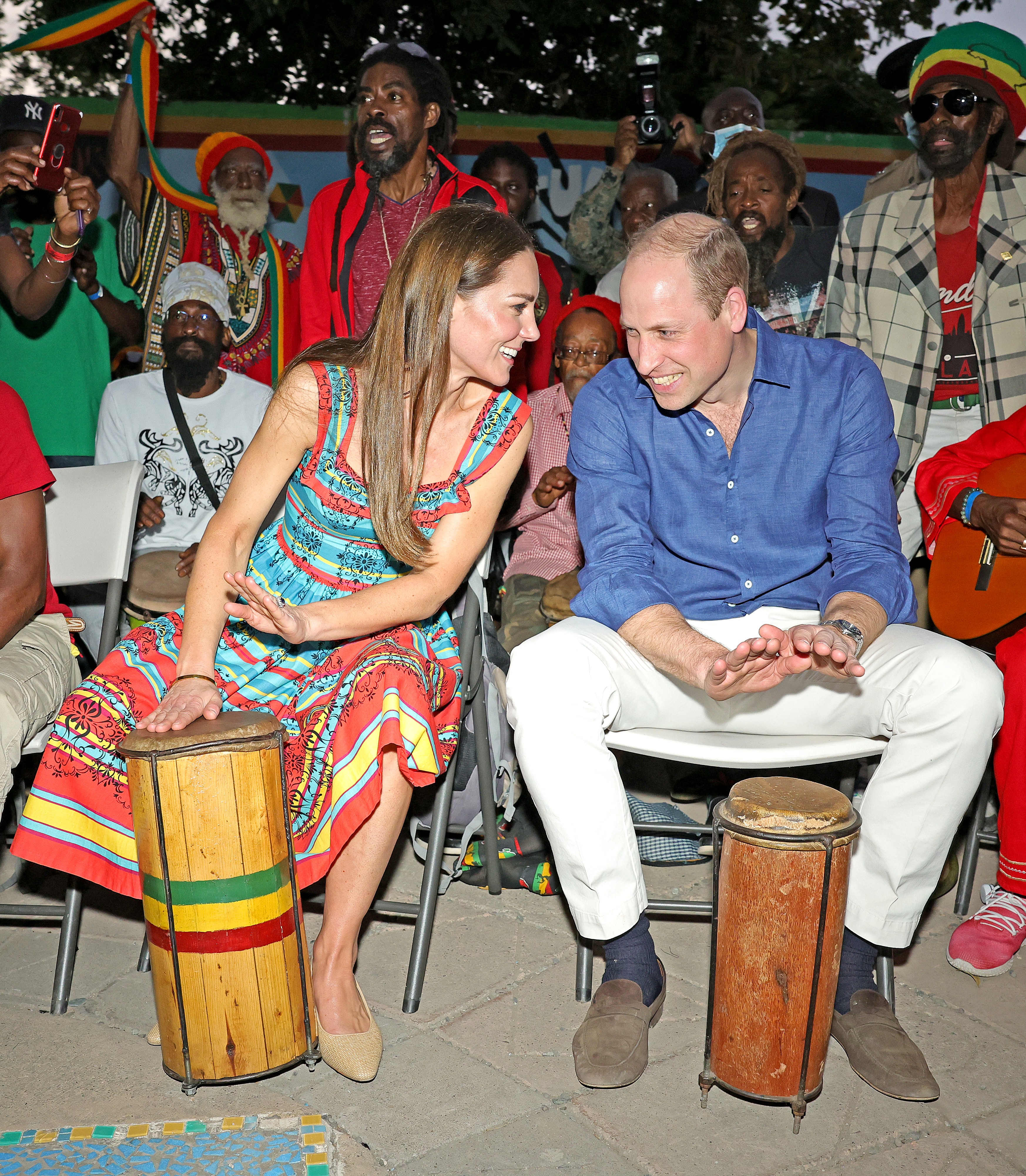 KINGSTON, JAMAICA - MARCH 22: Prince William, Duke of Cambridge and Catherine, Duchess of Cambridge play the drums during a visit to Trench Town Culture Yard Museum where Bob Marley used to live, on day four of the Platinum Jubilee Royal Tour of the Carib (Foto: Getty Images)