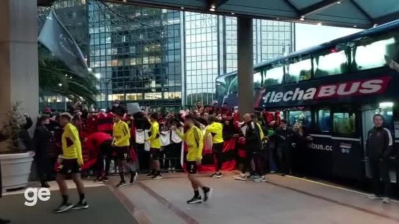 Flamengo chega ao hotel em Buenos Aires, e Gabigol recebe carinho da torcida