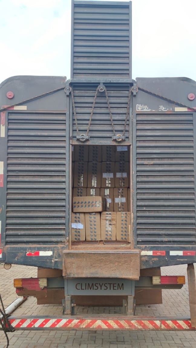 Caminhão com mais de 900 caixas de cigarro contrabandeado é apreendido em Maripá, diz polícia