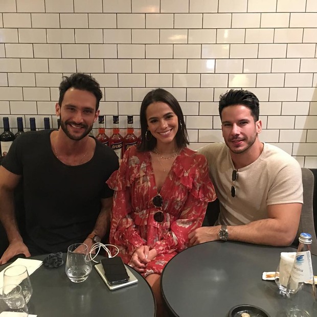 Bruna Marquezine e amigos em restaurante em Paris (Foto: Reprodução/Instagram)