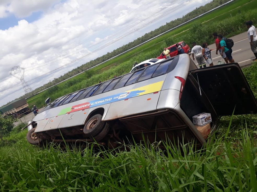 No momento do acidente 13  pessoas estavam no veículo, mas ninguém se feriu — Foto: Divulgação/Polícia Rodoviária Federal